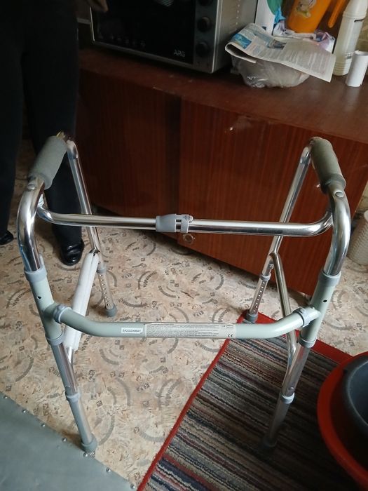 Продам ходунки и биотуалет.