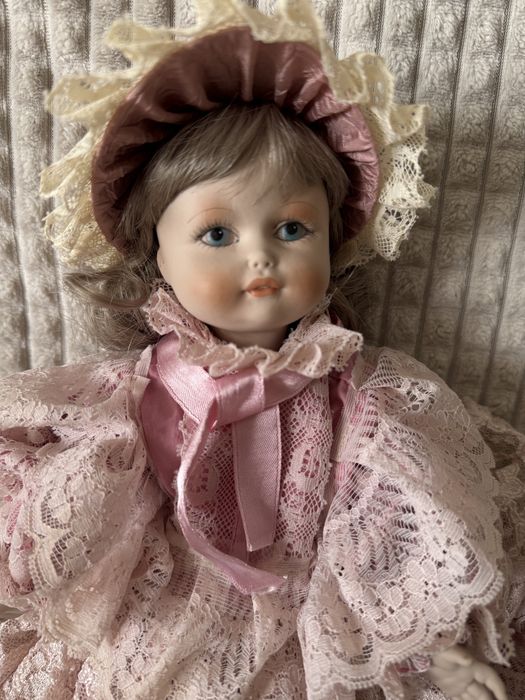 Papusă din porțelan