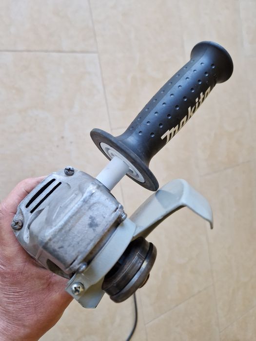 Makita 9558 HNR  - polizor unghiular