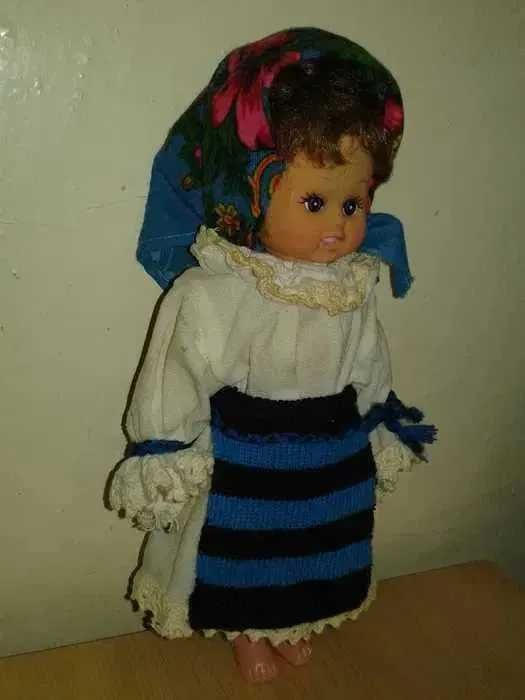 Papusa de colectie in tinuta-costum national