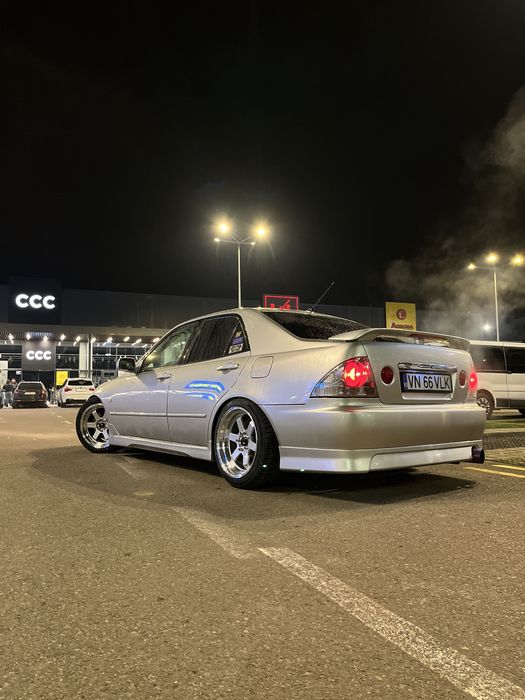 vând lexus is200