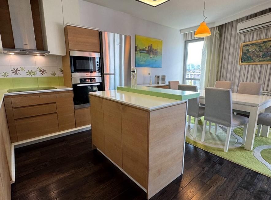 Дава се под наем Тристаен апартамент в София, Студентски град - 160 кв.м за 990 € - Снимка #1