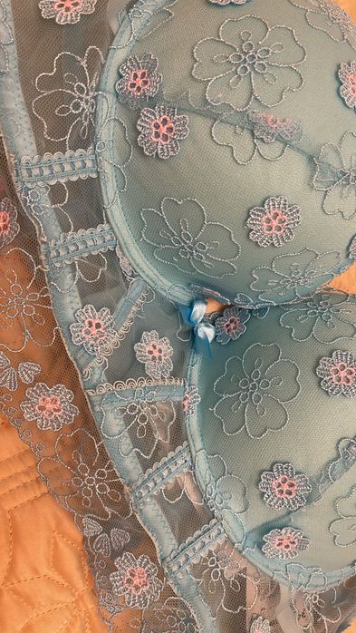 Продам женские бюсгальтера