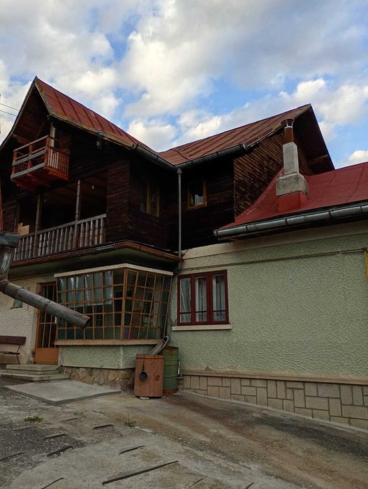Vand casa Provita de Jos,(P+E+M), avand teren 3250 mp, livada pe rod, la drumul principal, 3 camere (potential de 6)