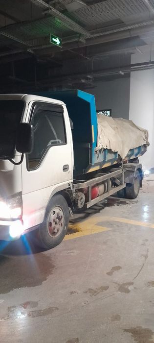 Вывоз мусир мусир хизмати хохлаган машена бор Исузи. Шенера ва Лабо