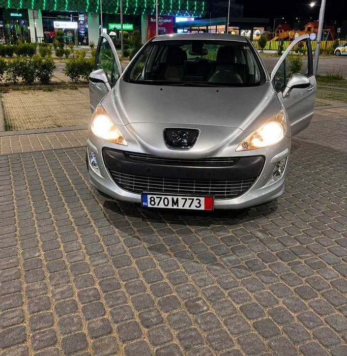 Автомобил и джип