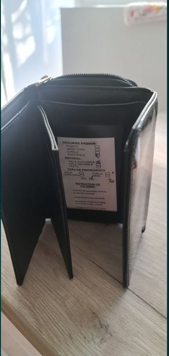 Portofel dama lucios neutilizat!