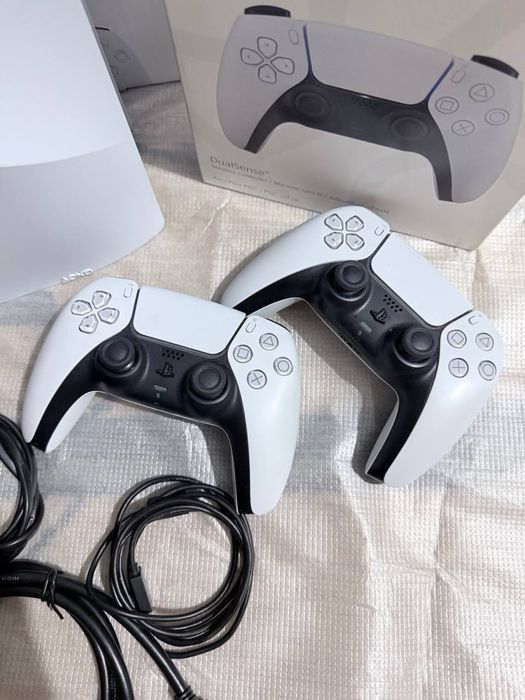 Sony PlayStation PS5 с 2 геймпадами