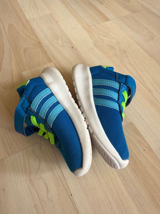 Маратонки Adidas размер 22