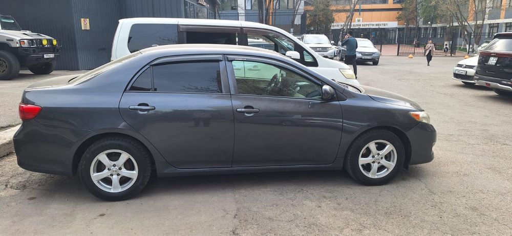 Легковая машина Тойота королла
