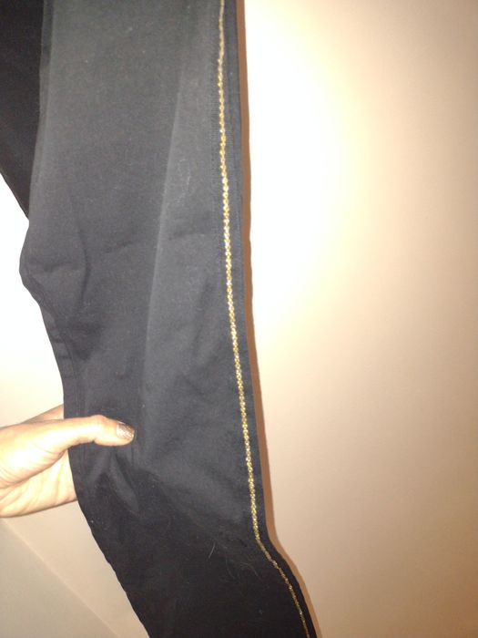Pantaloni tip chino cu fir auriu