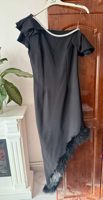 Rochie neagra cu o maneca lasata