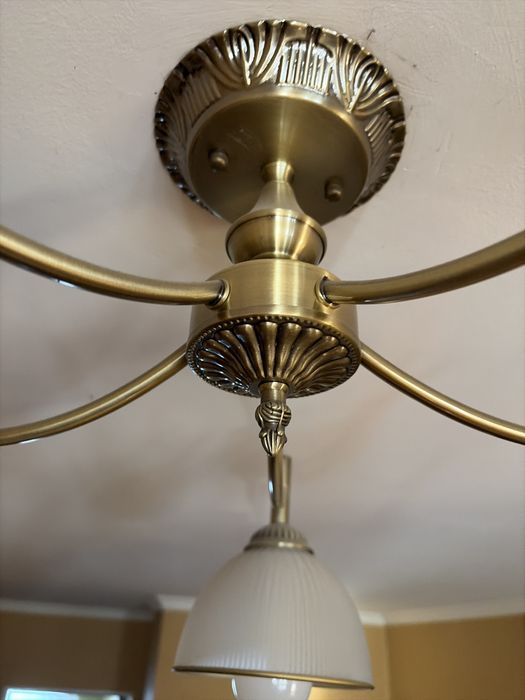 Срочно продам люстру