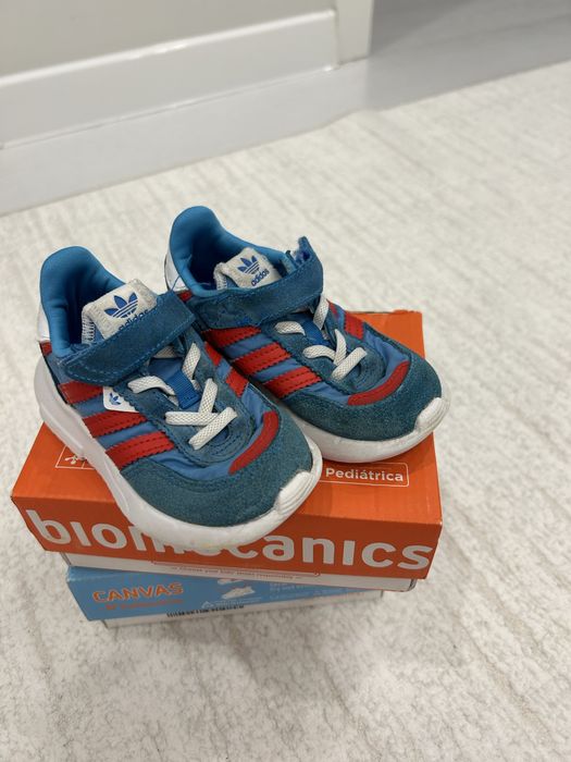 Продам малышковую обувь