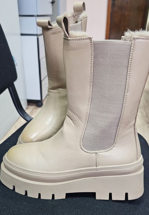 Дамски бежови боти