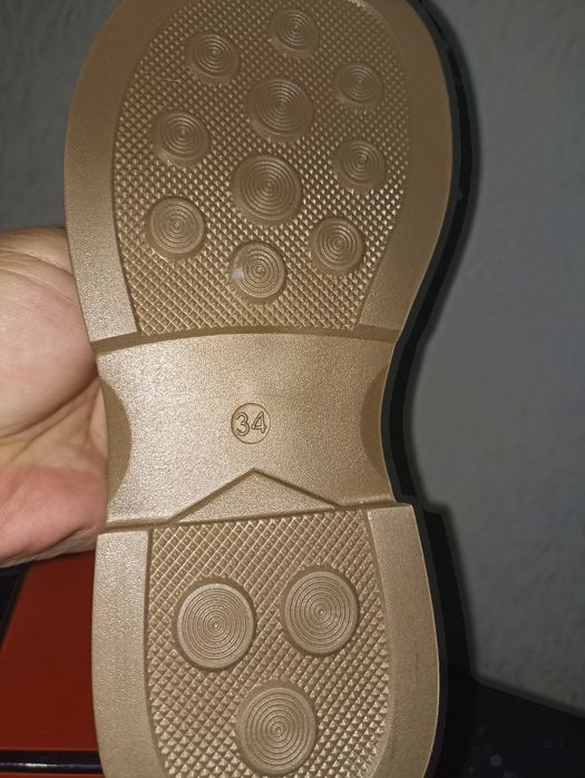 Туфли на девочку.