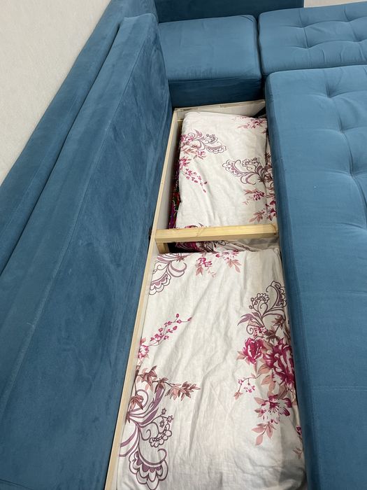 Диван угловой трехметровый со шторами