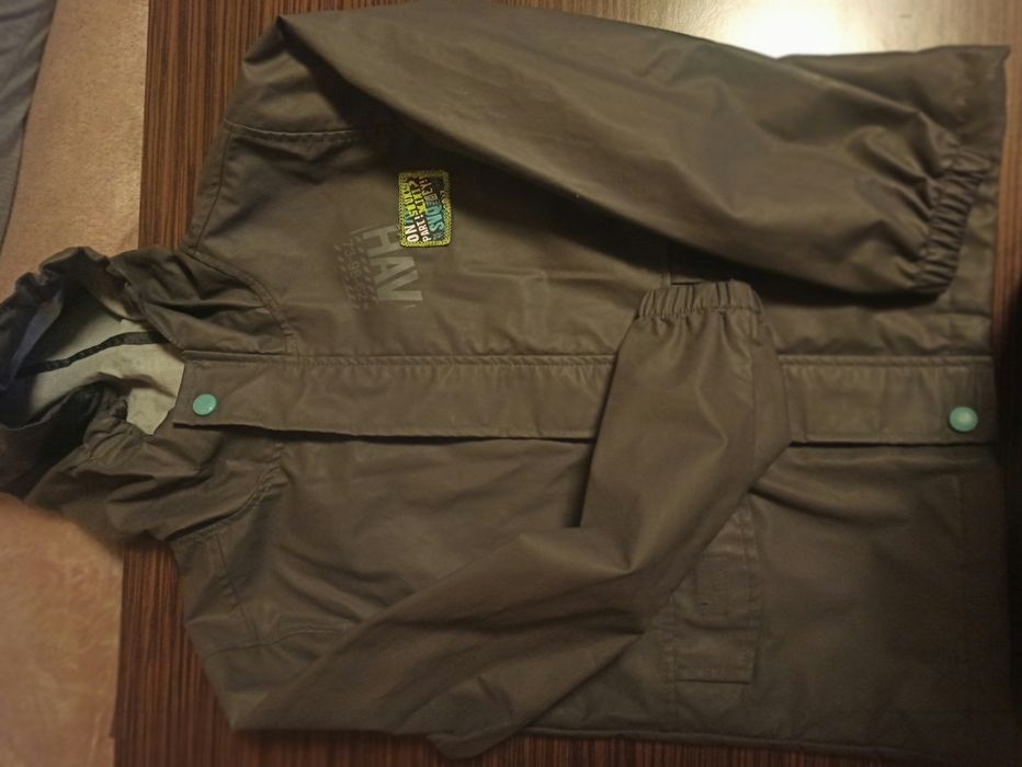 Geaca subtire cauciucata cu gluga pt baieti 7 ani