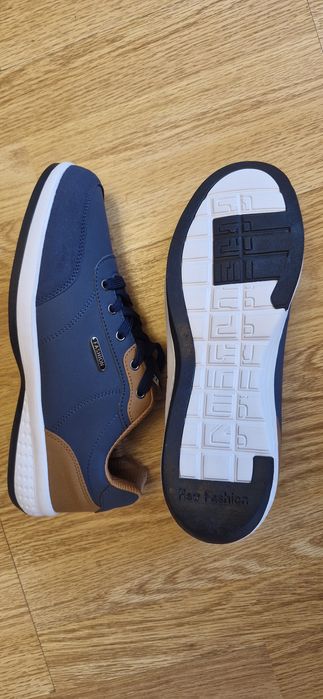 Vând pantofi casual pentru bărbati