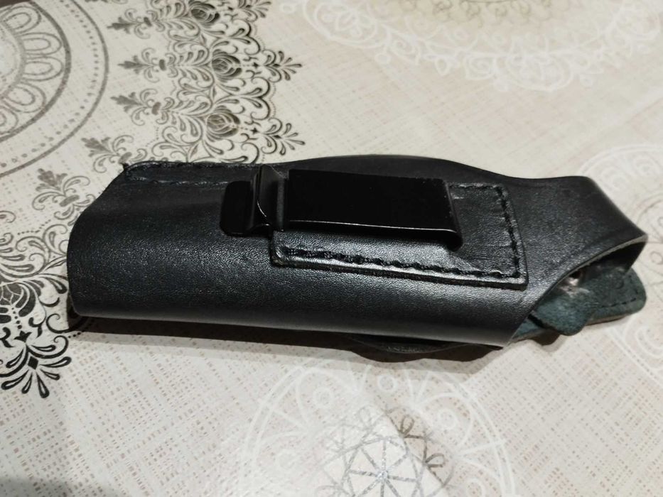 Кожен кобур за пистолет с метална щипка