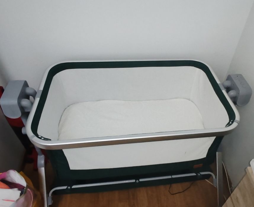 Vând pătuț folosit 2-3 zile . Multifuncțional, cu leagăn electric