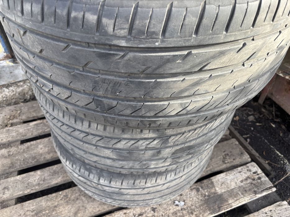 Продам комплект шин 275/40 R20