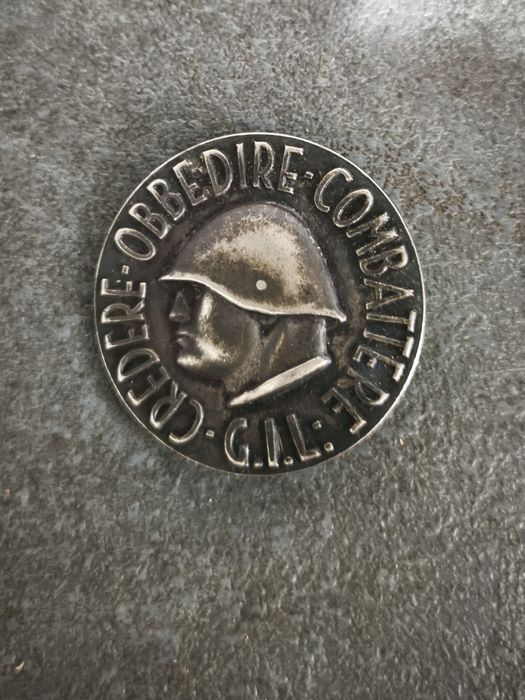 Lot medalii și insigne Italia