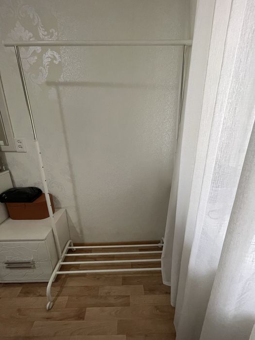 Вешалка для одежды на колесах