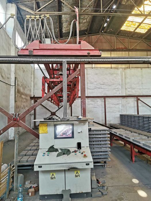 Vând linie completă producție pavaj și borduri vibropresate SYMMTECH S2