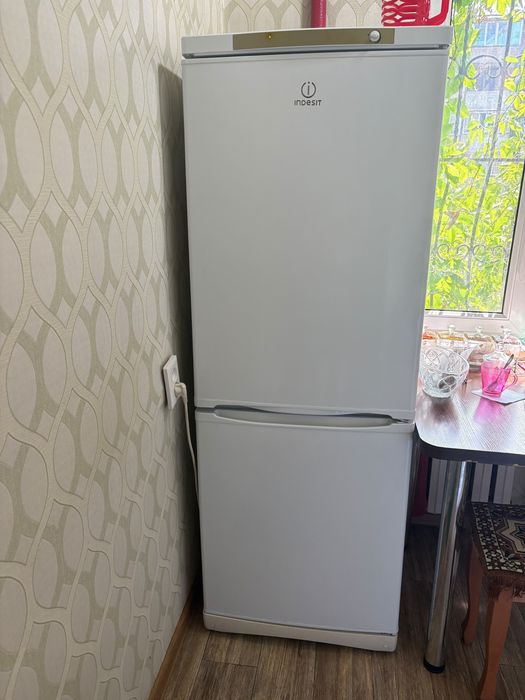 Холодильник indesit