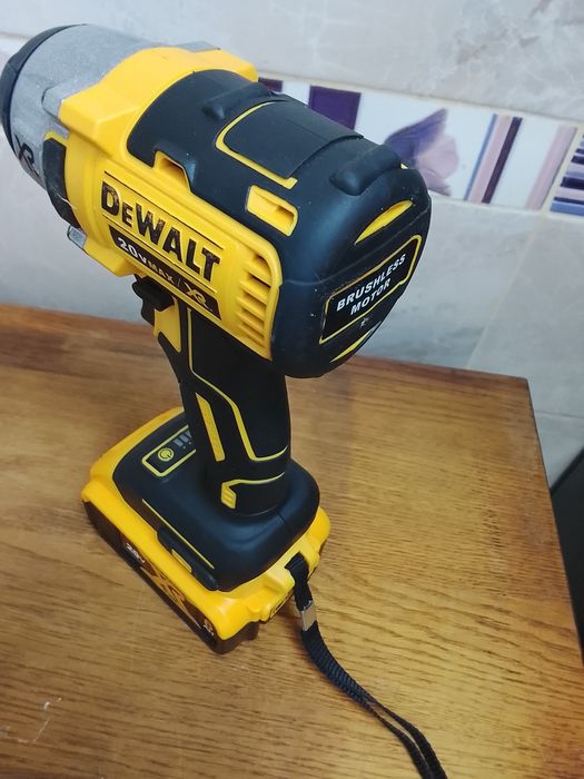 Autofiletanta cu impact DCF887 cu o baterie de 6a Nou