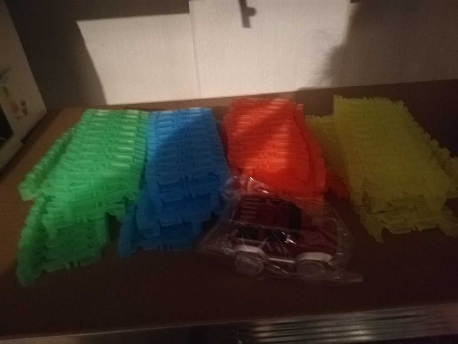 Светеща писта с количка