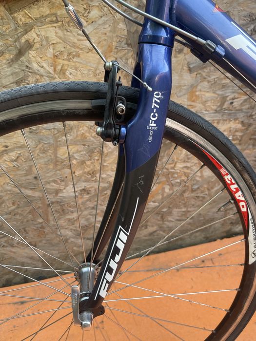 Bicicleta fuji absolute 1.0 furca de carbon roti 28”  (are o indoitura la furca spate , nu este fisurat cadrul )