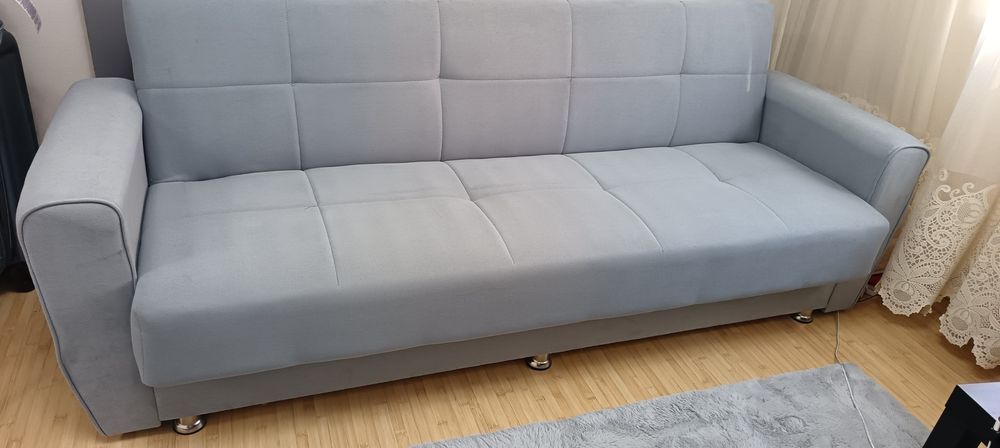 Canapea gri foarte confortabila