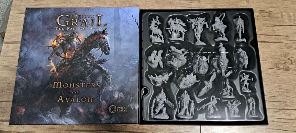 Настолна игра Tainted Grail + разшитения