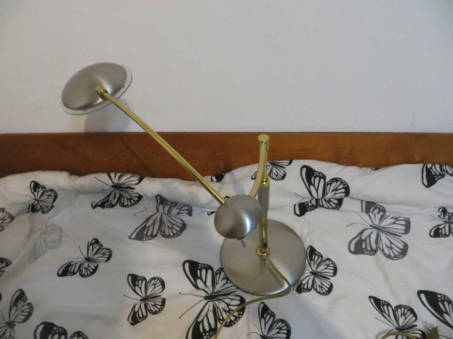 Масивна регулируема настолна лампа с въртящо рамо