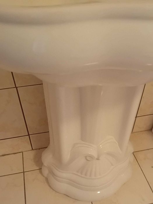 Set sanitari Italia: bideu, wc cu caseta și chiuveta cu picior