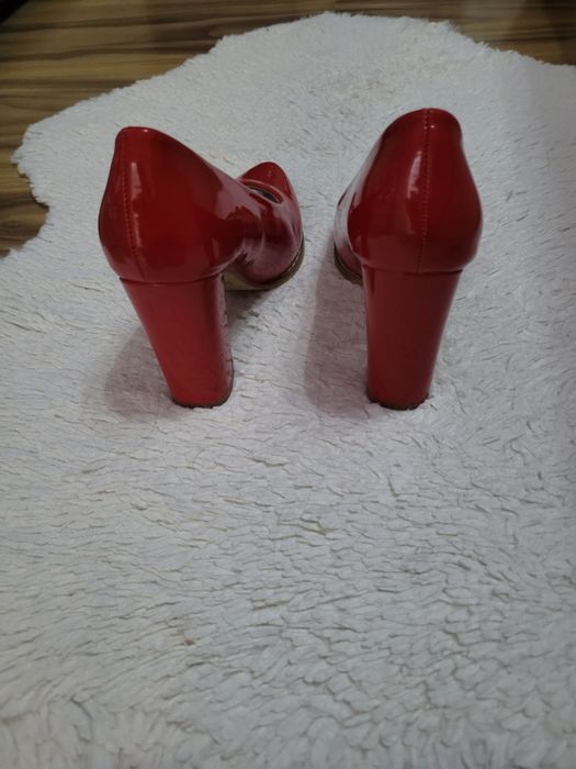 Червени лачени обувки