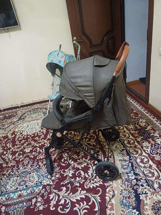 Продаётся чемодан и прогулочная коляска трость