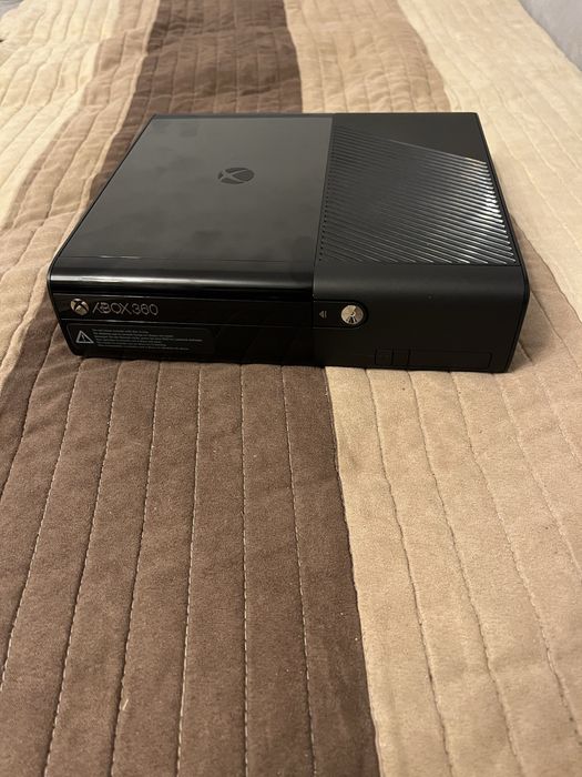 Xbox 360e 250 gb + controller + jocuri  GTA V, Call of Duty