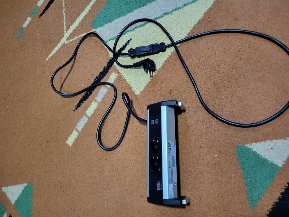 Priza cu încărcător de birou