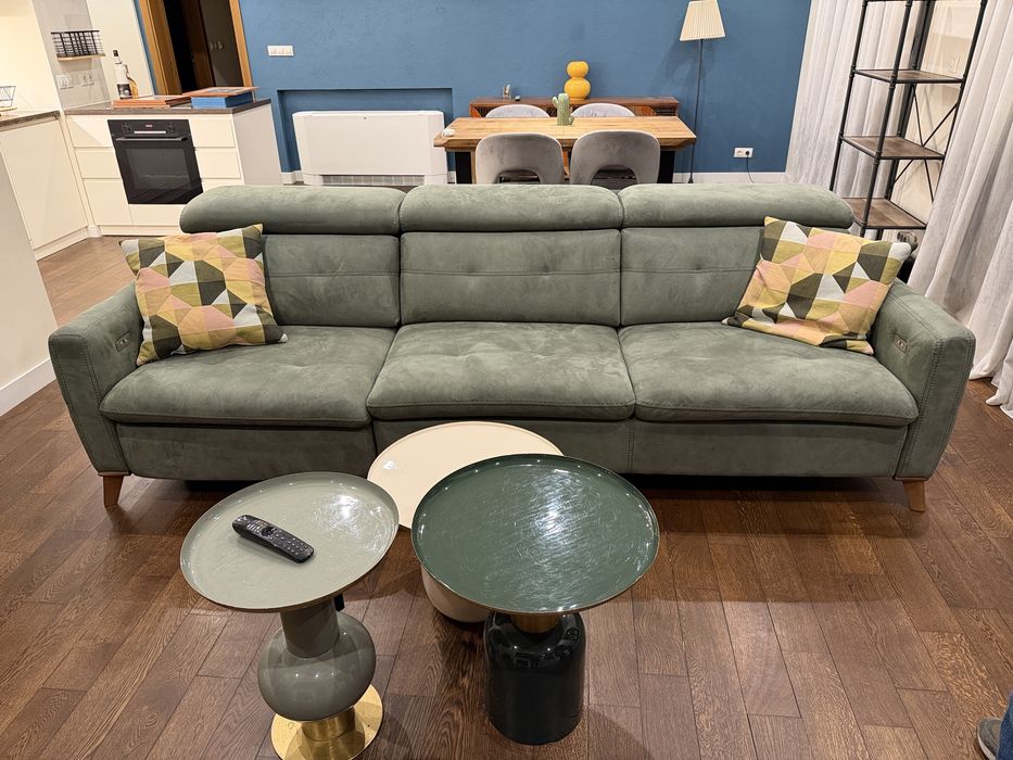 Диван в приятен зелен цвят с електрически механизъм. Диванът е в отл