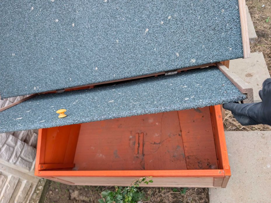 Vând căsuța păsări / găini  - cuibar