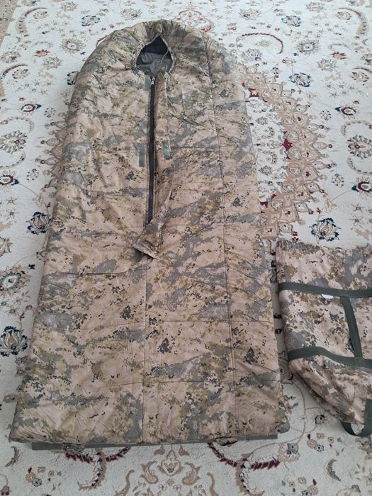 Спальный мешок и коврик военный теплый.