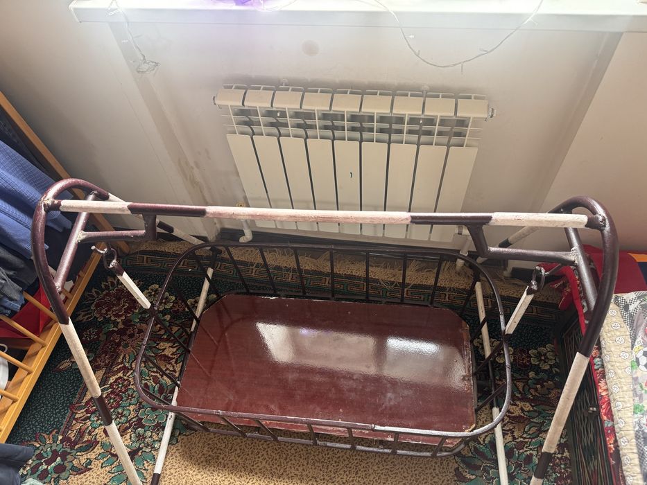 Качели Очень крепкий ребёнок, даже не падает.