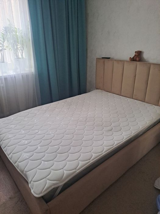 Кровать 140 на 200 с матрасом б. у.