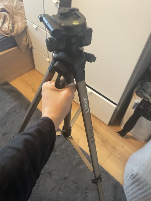 Регулираща се стойка за фотоапарат