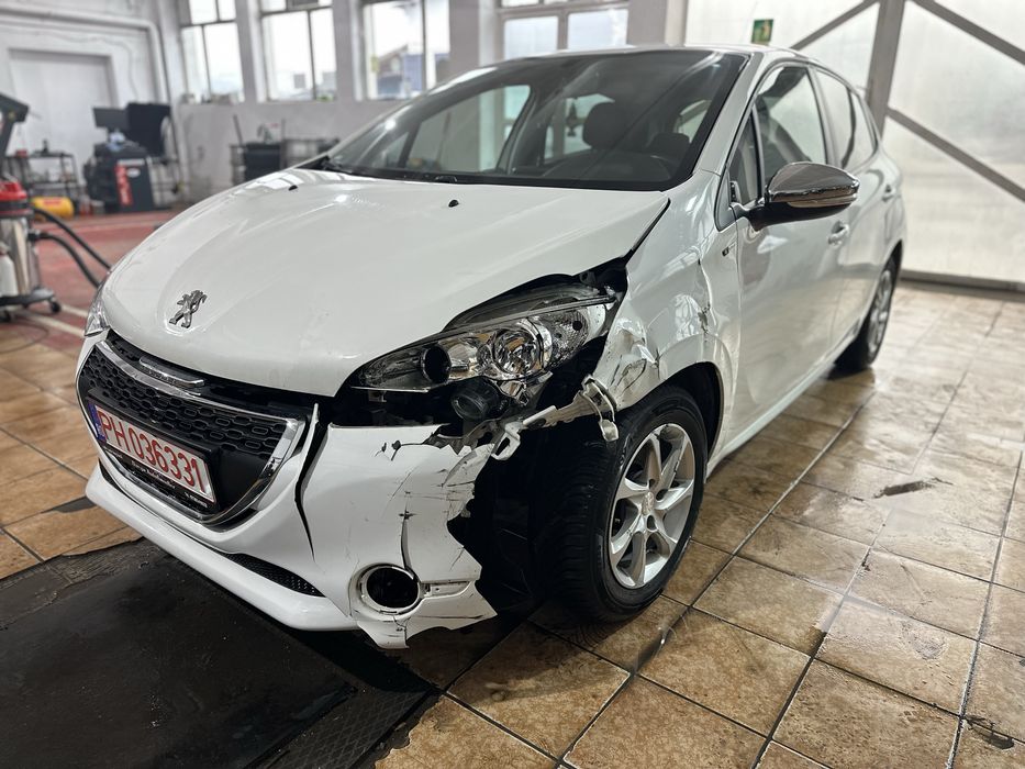 Peugeot 208 fab 2014. 1.2i benzina manual. Avariat stanga