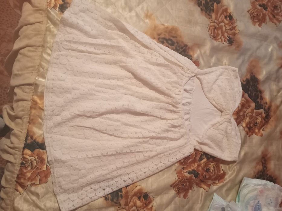 Рокля с гол гръб