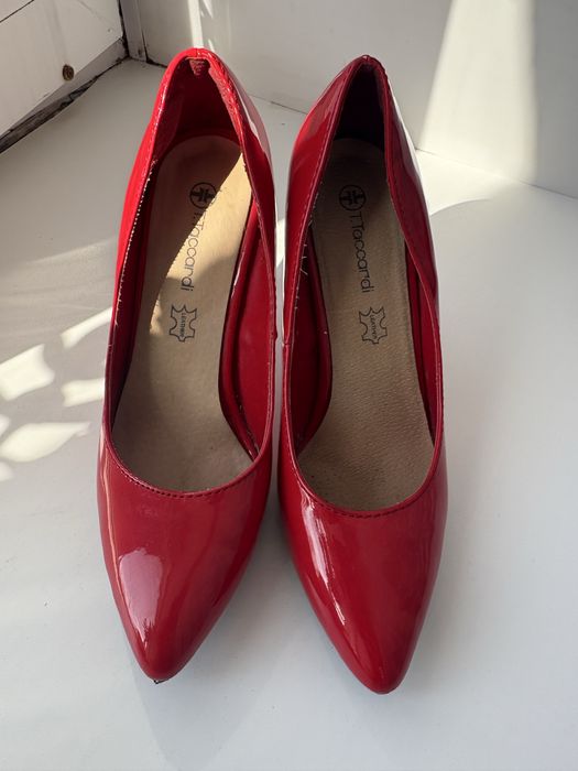 Красные туфли 37 размер  2000тг